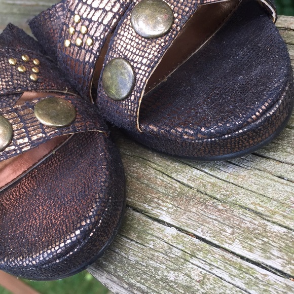 Studded bronze/ gold zipper back pumps - Picture 3 of 7